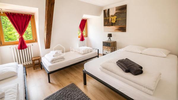 IMMEUBLE DE RAPPORT MIXTE – 330 m² – LOCAL COMMERCIAL + 2 APPARTEMENTS – MARCKOLSHEIM (67390)

Au cœur de Marckolsheim, à proximité immédiate des commerces, services et stationnements, découvrez cet immeuble de rapport à fort potentiel idéalement situé entre Sélestat, Colmar et Europa-Park.

Cet ensemble immobilier développe environ 330 m² habitables et commerciaux, complétés par un sous-sol complet de 120 m².

## Composition de l'immeuble

### Rez-de-chaussée – Local commercial loué

Restaurant en activité bénéficiant d'une excellente visibilité en centre-ville.

* Surface commerciale d'environ 120 m²
* Environ 40 places assises
* Terrasse extérieure d'environ 16 couverts
* Licence IV
* Sous-sol de stockage et caves d'environ 120 m²
* Bail en cours
* Loyer actuel : 1 500 € / mois

### 1er étage – Appartement T5 de 115 m²

Entièrement rénové et décoré en 2023.

* Entrée indépendante
* 3 à 4 chambres
* Jusqu'à 8 couchages
* Grande pièce de vie lumineuse
* Cuisine équipée et aménagée
* Salle de bains
* WC séparés

### 2ème étage – Appartement T5 de 90 m²

Rénové et aménagé en 2023.

* 4 chambres
* Jusqu'à 8 couchages
* Cuisine équipée
* Belle pièce de vie
* Salle de bains
* WC séparés

## Équipements et prestations

* Double vitrage
* Climatisation réversible
* Chauffage central
* Accès sécurisé par serrures électroniques
* Connexion Wi-Fi
* Cour intérieure avec accès privatif
* Entrées indépendantes pour les appartements

## Investissement locatif

L'immeuble génère actuellement un revenu locatif sécurisé grâce au local commercial loué.

Fort potentiel d'exploitation complémentaire des appartements :

* Location meublée
* Location saisonnière
* Location touristique
* Hébergement de travailleurs
* Auberge ou chambres d'hôtes

Revenu potentiel estimé : environ 3 500 € mensuels avec possibilité d'optimisation selon le mode d'exploitation retenu.

## Emplacement stratégique

Marckolsheim bénéficie d'une situation privilégiée à proximité immédiate de l'Allemagne et de plusieurs pôles touristiques majeurs :

* Europa-Park à environ 20 km
* Colmar à environ 23 km
* Route des Vins d'Alsace
* Accès rapide vers Sélestat et Strasbourg

## Informations complémentaires

* Immeuble comprenant 2 logements et 1 local commercial
* Sous-sol complet d'environ 120 m²
* DPE collectif : classe F
* Chauffage principal par chaudière fioul complété par pompe à chaleur/climatisation.

Une opportunité rare pour investisseur recherchant un actif mixte avec revenus immédiats et fort potentiel de valorisation touristique.