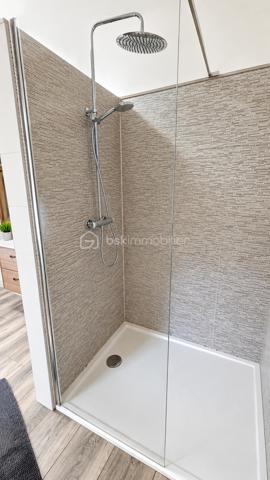 IMMEUBLE DE RAPPORT MIXTE – 330 m² – LOCAL COMMERCIAL + 2 APPARTEMENTS – MARCKOLSHEIM (67390)

Au cœur de Marckolsheim, à proximité immédiate des commerces, services et stationnements, découvrez cet immeuble de rapport à fort potentiel idéalement situé entre Sélestat, Colmar et Europa-Park.

Cet ensemble immobilier développe environ 330 m² habitables et commerciaux, complétés par un sous-sol complet de 120 m².

## Composition de l'immeuble

### Rez-de-chaussée – Local commercial loué

Restaurant en activité bénéficiant d'une excellente visibilité en centre-ville.

* Surface commerciale d'environ 120 m²
* Environ 40 places assises
* Terrasse extérieure d'environ 16 couverts
* Licence IV
* Sous-sol de stockage et caves d'environ 120 m²
* Bail en cours
* Loyer actuel : 1 500 € / mois

### 1er étage – Appartement T5 de 115 m²

Entièrement rénové et décoré en 2023.

* Entrée indépendante
* 3 à 4 chambres
* Jusqu'à 8 couchages
* Grande pièce de vie lumineuse
* Cuisine équipée et aménagée
* Salle de bains
* WC séparés

### 2ème étage – Appartement T5 de 90 m²

Rénové et aménagé en 2023.

* 4 chambres
* Jusqu'à 8 couchages
* Cuisine équipée
* Belle pièce de vie
* Salle de bains
* WC séparés

## Équipements et prestations

* Double vitrage
* Climatisation réversible
* Chauffage central
* Accès sécurisé par serrures électroniques
* Connexion Wi-Fi
* Cour intérieure avec accès privatif
* Entrées indépendantes pour les appartements

## Investissement locatif

L'immeuble génère actuellement un revenu locatif sécurisé grâce au local commercial loué.

Fort potentiel d'exploitation complémentaire des appartements :

* Location meublée
* Location saisonnière
* Location touristique
* Hébergement de travailleurs
* Auberge ou chambres d'hôtes

Revenu potentiel estimé : environ 3 500 € mensuels avec possibilité d'optimisation selon le mode d'exploitation retenu.

## Emplacement stratégique

Marckolsheim bénéficie d'une situation privilégiée à proximité immédiate de l'Allemagne et de plusieurs pôles touristiques majeurs :

* Europa-Park à environ 20 km
* Colmar à environ 23 km
* Route des Vins d'Alsace
* Accès rapide vers Sélestat et Strasbourg

## Informations complémentaires

* Immeuble comprenant 2 logements et 1 local commercial
* Sous-sol complet d'environ 120 m²
* DPE collectif : classe F
* Chauffage principal par chaudière fioul complété par pompe à chaleur/climatisation.

Une opportunité rare pour investisseur recherchant un actif mixte avec revenus immédiats et fort potentiel de valorisation touristique.