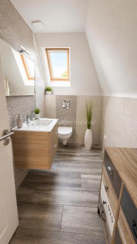 IMMEUBLE DE RAPPORT MIXTE – 330 m² – LOCAL COMMERCIAL + 2 APPARTEMENTS – MARCKOLSHEIM (67390)

Au cœur de Marckolsheim, à proximité immédiate des commerces, services et stationnements, découvrez cet immeuble de rapport à fort potentiel idéalement situé entre Sélestat, Colmar et Europa-Park.

Cet ensemble immobilier développe environ 330 m² habitables et commerciaux, complétés par un sous-sol complet de 120 m².

## Composition de l'immeuble

### Rez-de-chaussée – Local commercial loué

Restaurant en activité bénéficiant d'une excellente visibilité en centre-ville.

* Surface commerciale d'environ 120 m²
* Environ 40 places assises
* Terrasse extérieure d'environ 16 couverts
* Licence IV
* Sous-sol de stockage et caves d'environ 120 m²
* Bail en cours
* Loyer actuel : 1 500 € / mois

### 1er étage – Appartement T5 de 115 m²

Entièrement rénové et décoré en 2023.

* Entrée indépendante
* 3 à 4 chambres
* Jusqu'à 8 couchages
* Grande pièce de vie lumineuse
* Cuisine équipée et aménagée
* Salle de bains
* WC séparés

### 2ème étage – Appartement T5 de 90 m²

Rénové et aménagé en 2023.

* 4 chambres
* Jusqu'à 8 couchages
* Cuisine équipée
* Belle pièce de vie
* Salle de bains
* WC séparés

## Équipements et prestations

* Double vitrage
* Climatisation réversible
* Chauffage central
* Accès sécurisé par serrures électroniques
* Connexion Wi-Fi
* Cour intérieure avec accès privatif
* Entrées indépendantes pour les appartements

## Investissement locatif

L'immeuble génère actuellement un revenu locatif sécurisé grâce au local commercial loué.

Fort potentiel d'exploitation complémentaire des appartements :

* Location meublée
* Location saisonnière
* Location touristique
* Hébergement de travailleurs
* Auberge ou chambres d'hôtes

Revenu potentiel estimé : environ 3 500 € mensuels avec possibilité d'optimisation selon le mode d'exploitation retenu.

## Emplacement stratégique

Marckolsheim bénéficie d'une situation privilégiée à proximité immédiate de l'Allemagne et de plusieurs pôles touristiques majeurs :

* Europa-Park à environ 20 km
* Colmar à environ 23 km
* Route des Vins d'Alsace
* Accès rapide vers Sélestat et Strasbourg

## Informations complémentaires

* Immeuble comprenant 2 logements et 1 local commercial
* Sous-sol complet d'environ 120 m²
* DPE collectif : classe F
* Chauffage principal par chaudière fioul complété par pompe à chaleur/climatisation.

Une opportunité rare pour investisseur recherchant un actif mixte avec revenus immédiats et fort potentiel de valorisation touristique.