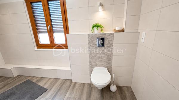 IMMEUBLE DE RAPPORT MIXTE – 330 m² – LOCAL COMMERCIAL + 2 APPARTEMENTS – MARCKOLSHEIM (67390)

Au cœur de Marckolsheim, à proximité immédiate des commerces, services et stationnements, découvrez cet immeuble de rapport à fort potentiel idéalement situé entre Sélestat, Colmar et Europa-Park.

Cet ensemble immobilier développe environ 330 m² habitables et commerciaux, complétés par un sous-sol complet de 120 m².

## Composition de l'immeuble

### Rez-de-chaussée – Local commercial loué

Restaurant en activité bénéficiant d'une excellente visibilité en centre-ville.

* Surface commerciale d'environ 120 m²
* Environ 40 places assises
* Terrasse extérieure d'environ 16 couverts
* Licence IV
* Sous-sol de stockage et caves d'environ 120 m²
* Bail en cours
* Loyer actuel : 1 500 € / mois

### 1er étage – Appartement T5 de 115 m²

Entièrement rénové et décoré en 2023.

* Entrée indépendante
* 3 à 4 chambres
* Jusqu'à 8 couchages
* Grande pièce de vie lumineuse
* Cuisine équipée et aménagée
* Salle de bains
* WC séparés

### 2ème étage – Appartement T5 de 90 m²

Rénové et aménagé en 2023.

* 4 chambres
* Jusqu'à 8 couchages
* Cuisine équipée
* Belle pièce de vie
* Salle de bains
* WC séparés

## Équipements et prestations

* Double vitrage
* Climatisation réversible
* Chauffage central
* Accès sécurisé par serrures électroniques
* Connexion Wi-Fi
* Cour intérieure avec accès privatif
* Entrées indépendantes pour les appartements

## Investissement locatif

L'immeuble génère actuellement un revenu locatif sécurisé grâce au local commercial loué.

Fort potentiel d'exploitation complémentaire des appartements :

* Location meublée
* Location saisonnière
* Location touristique
* Hébergement de travailleurs
* Auberge ou chambres d'hôtes

Revenu potentiel estimé : environ 3 500 € mensuels avec possibilité d'optimisation selon le mode d'exploitation retenu.

## Emplacement stratégique

Marckolsheim bénéficie d'une situation privilégiée à proximité immédiate de l'Allemagne et de plusieurs pôles touristiques majeurs :

* Europa-Park à environ 20 km
* Colmar à environ 23 km
* Route des Vins d'Alsace
* Accès rapide vers Sélestat et Strasbourg

## Informations complémentaires

* Immeuble comprenant 2 logements et 1 local commercial
* Sous-sol complet d'environ 120 m²
* DPE collectif : classe F
* Chauffage principal par chaudière fioul complété par pompe à chaleur/climatisation.

Une opportunité rare pour investisseur recherchant un actif mixte avec revenus immédiats et fort potentiel de valorisation touristique.