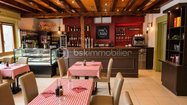 IMMEUBLE DE RAPPORT MIXTE – 330 m² – LOCAL COMMERCIAL + 2 APPARTEMENTS – MARCKOLSHEIM (67390)

Au cœur de Marckolsheim, à proximité immédiate des commerces, services et stationnements, découvrez cet immeuble de rapport à fort potentiel idéalement situé entre Sélestat, Colmar et Europa-Park.

Cet ensemble immobilier développe environ 330 m² habitables et commerciaux, complétés par un sous-sol complet de 120 m².

## Composition de l'immeuble

### Rez-de-chaussée – Local commercial loué

Restaurant en activité bénéficiant d'une excellente visibilité en centre-ville.

* Surface commerciale d'environ 120 m²
* Environ 40 places assises
* Terrasse extérieure d'environ 16 couverts
* Licence IV
* Sous-sol de stockage et caves d'environ 120 m²
* Bail en cours
* Loyer actuel : 1 500 € / mois

### 1er étage – Appartement T5 de 115 m²

Entièrement rénové et décoré en 2023.

* Entrée indépendante
* 3 à 4 chambres
* Jusqu'à 8 couchages
* Grande pièce de vie lumineuse
* Cuisine équipée et aménagée
* Salle de bains
* WC séparés

### 2ème étage – Appartement T5 de 90 m²

Rénové et aménagé en 2023.

* 4 chambres
* Jusqu'à 8 couchages
* Cuisine équipée
* Belle pièce de vie
* Salle de bains
* WC séparés

## Équipements et prestations

* Double vitrage
* Climatisation réversible
* Chauffage central
* Accès sécurisé par serrures électroniques
* Connexion Wi-Fi
* Cour intérieure avec accès privatif
* Entrées indépendantes pour les appartements

## Investissement locatif

L'immeuble génère actuellement un revenu locatif sécurisé grâce au local commercial loué.

Fort potentiel d'exploitation complémentaire des appartements :

* Location meublée
* Location saisonnière
* Location touristique
* Hébergement de travailleurs
* Auberge ou chambres d'hôtes

Revenu potentiel estimé : environ 3 500 € mensuels avec possibilité d'optimisation selon le mode d'exploitation retenu.

## Emplacement stratégique

Marckolsheim bénéficie d'une situation privilégiée à proximité immédiate de l'Allemagne et de plusieurs pôles touristiques majeurs :

* Europa-Park à environ 20 km
* Colmar à environ 23 km
* Route des Vins d'Alsace
* Accès rapide vers Sélestat et Strasbourg

## Informations complémentaires

* Immeuble comprenant 2 logements et 1 local commercial
* Sous-sol complet d'environ 120 m²
* DPE collectif : classe F
* Chauffage principal par chaudière fioul complété par pompe à chaleur/climatisation.

Une opportunité rare pour investisseur recherchant un actif mixte avec revenus immédiats et fort potentiel de valorisation touristique.