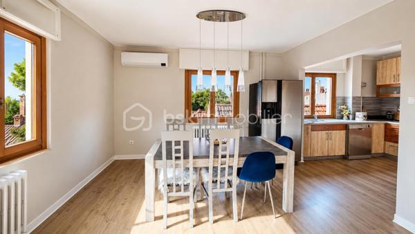 IMMEUBLE DE RAPPORT MIXTE – 330 m² – LOCAL COMMERCIAL + 2 APPARTEMENTS – MARCKOLSHEIM (67390)

Au cœur de Marckolsheim, à proximité immédiate des commerces, services et stationnements, découvrez cet immeuble de rapport à fort potentiel idéalement situé entre Sélestat, Colmar et Europa-Park.

Cet ensemble immobilier développe environ 330 m² habitables et commerciaux, complétés par un sous-sol complet de 120 m².

## Composition de l'immeuble

### Rez-de-chaussée – Local commercial loué

Restaurant en activité bénéficiant d'une excellente visibilité en centre-ville.

* Surface commerciale d'environ 120 m²
* Environ 40 places assises
* Terrasse extérieure d'environ 16 couverts
* Licence IV
* Sous-sol de stockage et caves d'environ 120 m²
* Bail en cours
* Loyer actuel : 1 500 € / mois

### 1er étage – Appartement T5 de 115 m²

Entièrement rénové et décoré en 2023.

* Entrée indépendante
* 3 à 4 chambres
* Jusqu'à 8 couchages
* Grande pièce de vie lumineuse
* Cuisine équipée et aménagée
* Salle de bains
* WC séparés

### 2ème étage – Appartement T5 de 90 m²

Rénové et aménagé en 2023.

* 4 chambres
* Jusqu'à 8 couchages
* Cuisine équipée
* Belle pièce de vie
* Salle de bains
* WC séparés

## Équipements et prestations

* Double vitrage
* Climatisation réversible
* Chauffage central
* Accès sécurisé par serrures électroniques
* Connexion Wi-Fi
* Cour intérieure avec accès privatif
* Entrées indépendantes pour les appartements

## Investissement locatif

L'immeuble génère actuellement un revenu locatif sécurisé grâce au local commercial loué.

Fort potentiel d'exploitation complémentaire des appartements :

* Location meublée
* Location saisonnière
* Location touristique
* Hébergement de travailleurs
* Auberge ou chambres d'hôtes

Revenu potentiel estimé : environ 3 500 € mensuels avec possibilité d'optimisation selon le mode d'exploitation retenu.

## Emplacement stratégique

Marckolsheim bénéficie d'une situation privilégiée à proximité immédiate de l'Allemagne et de plusieurs pôles touristiques majeurs :

* Europa-Park à environ 20 km
* Colmar à environ 23 km
* Route des Vins d'Alsace
* Accès rapide vers Sélestat et Strasbourg

## Informations complémentaires

* Immeuble comprenant 2 logements et 1 local commercial
* Sous-sol complet d'environ 120 m²
* DPE collectif : classe F
* Chauffage principal par chaudière fioul complété par pompe à chaleur/climatisation.

Une opportunité rare pour investisseur recherchant un actif mixte avec revenus immédiats et fort potentiel de valorisation touristique.