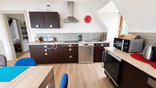 IMMEUBLE DE RAPPORT MIXTE – 330 m² – LOCAL COMMERCIAL + 2 APPARTEMENTS – MARCKOLSHEIM (67390)

Au cœur de Marckolsheim, à proximité immédiate des commerces, services et stationnements, découvrez cet immeuble de rapport à fort potentiel idéalement situé entre Sélestat, Colmar et Europa-Park.

Cet ensemble immobilier développe environ 330 m² habitables et commerciaux, complétés par un sous-sol complet de 120 m².

## Composition de l'immeuble

### Rez-de-chaussée – Local commercial loué

Restaurant en activité bénéficiant d'une excellente visibilité en centre-ville.

* Surface commerciale d'environ 120 m²
* Environ 40 places assises
* Terrasse extérieure d'environ 16 couverts
* Licence IV
* Sous-sol de stockage et caves d'environ 120 m²
* Bail en cours
* Loyer actuel : 1 500 € / mois

### 1er étage – Appartement T5 de 115 m²

Entièrement rénové et décoré en 2023.

* Entrée indépendante
* 3 à 4 chambres
* Jusqu'à 8 couchages
* Grande pièce de vie lumineuse
* Cuisine équipée et aménagée
* Salle de bains
* WC séparés

### 2ème étage – Appartement T5 de 90 m²

Rénové et aménagé en 2023.

* 4 chambres
* Jusqu'à 8 couchages
* Cuisine équipée
* Belle pièce de vie
* Salle de bains
* WC séparés

## Équipements et prestations

* Double vitrage
* Climatisation réversible
* Chauffage central
* Accès sécurisé par serrures électroniques
* Connexion Wi-Fi
* Cour intérieure avec accès privatif
* Entrées indépendantes pour les appartements

## Investissement locatif

L'immeuble génère actuellement un revenu locatif sécurisé grâce au local commercial loué.

Fort potentiel d'exploitation complémentaire des appartements :

* Location meublée
* Location saisonnière
* Location touristique
* Hébergement de travailleurs
* Auberge ou chambres d'hôtes

Revenu potentiel estimé : environ 3 500 € mensuels avec possibilité d'optimisation selon le mode d'exploitation retenu.

## Emplacement stratégique

Marckolsheim bénéficie d'une situation privilégiée à proximité immédiate de l'Allemagne et de plusieurs pôles touristiques majeurs :

* Europa-Park à environ 20 km
* Colmar à environ 23 km
* Route des Vins d'Alsace
* Accès rapide vers Sélestat et Strasbourg

## Informations complémentaires

* Immeuble comprenant 2 logements et 1 local commercial
* Sous-sol complet d'environ 120 m²
* DPE collectif : classe F
* Chauffage principal par chaudière fioul complété par pompe à chaleur/climatisation.

Une opportunité rare pour investisseur recherchant un actif mixte avec revenus immédiats et fort potentiel de valorisation touristique.