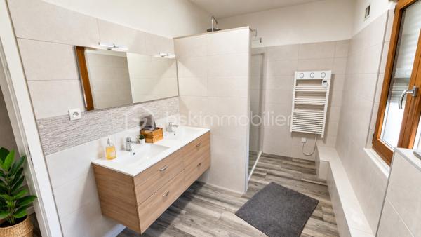 IMMEUBLE DE RAPPORT MIXTE – 330 m² – LOCAL COMMERCIAL + 2 APPARTEMENTS – MARCKOLSHEIM (67390)

Au cœur de Marckolsheim, à proximité immédiate des commerces, services et stationnements, découvrez cet immeuble de rapport à fort potentiel idéalement situé entre Sélestat, Colmar et Europa-Park.

Cet ensemble immobilier développe environ 330 m² habitables et commerciaux, complétés par un sous-sol complet de 120 m².

## Composition de l'immeuble

### Rez-de-chaussée – Local commercial loué

Restaurant en activité bénéficiant d'une excellente visibilité en centre-ville.

* Surface commerciale d'environ 120 m²
* Environ 40 places assises
* Terrasse extérieure d'environ 16 couverts
* Licence IV
* Sous-sol de stockage et caves d'environ 120 m²
* Bail en cours
* Loyer actuel : 1 500 € / mois

### 1er étage – Appartement T5 de 115 m²

Entièrement rénové et décoré en 2023.

* Entrée indépendante
* 3 à 4 chambres
* Jusqu'à 8 couchages
* Grande pièce de vie lumineuse
* Cuisine équipée et aménagée
* Salle de bains
* WC séparés

### 2ème étage – Appartement T5 de 90 m²

Rénové et aménagé en 2023.

* 4 chambres
* Jusqu'à 8 couchages
* Cuisine équipée
* Belle pièce de vie
* Salle de bains
* WC séparés

## Équipements et prestations

* Double vitrage
* Climatisation réversible
* Chauffage central
* Accès sécurisé par serrures électroniques
* Connexion Wi-Fi
* Cour intérieure avec accès privatif
* Entrées indépendantes pour les appartements

## Investissement locatif

L'immeuble génère actuellement un revenu locatif sécurisé grâce au local commercial loué.

Fort potentiel d'exploitation complémentaire des appartements :

* Location meublée
* Location saisonnière
* Location touristique
* Hébergement de travailleurs
* Auberge ou chambres d'hôtes

Revenu potentiel estimé : environ 3 500 € mensuels avec possibilité d'optimisation selon le mode d'exploitation retenu.

## Emplacement stratégique

Marckolsheim bénéficie d'une situation privilégiée à proximité immédiate de l'Allemagne et de plusieurs pôles touristiques majeurs :

* Europa-Park à environ 20 km
* Colmar à environ 23 km
* Route des Vins d'Alsace
* Accès rapide vers Sélestat et Strasbourg

## Informations complémentaires

* Immeuble comprenant 2 logements et 1 local commercial
* Sous-sol complet d'environ 120 m²
* DPE collectif : classe F
* Chauffage principal par chaudière fioul complété par pompe à chaleur/climatisation.

Une opportunité rare pour investisseur recherchant un actif mixte avec revenus immédiats et fort potentiel de valorisation touristique.