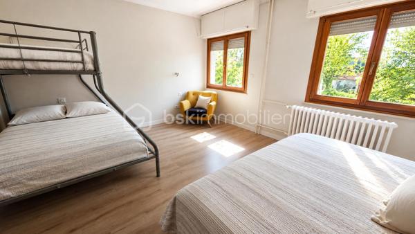 IMMEUBLE DE RAPPORT MIXTE – 330 m² – LOCAL COMMERCIAL + 2 APPARTEMENTS – MARCKOLSHEIM (67390)

Au cœur de Marckolsheim, à proximité immédiate des commerces, services et stationnements, découvrez cet immeuble de rapport à fort potentiel idéalement situé entre Sélestat, Colmar et Europa-Park.

Cet ensemble immobilier développe environ 330 m² habitables et commerciaux, complétés par un sous-sol complet de 120 m².

## Composition de l'immeuble

### Rez-de-chaussée – Local commercial loué

Restaurant en activité bénéficiant d'une excellente visibilité en centre-ville.

* Surface commerciale d'environ 120 m²
* Environ 40 places assises
* Terrasse extérieure d'environ 16 couverts
* Licence IV
* Sous-sol de stockage et caves d'environ 120 m²
* Bail en cours
* Loyer actuel : 1 500 € / mois

### 1er étage – Appartement T5 de 115 m²

Entièrement rénové et décoré en 2023.

* Entrée indépendante
* 3 à 4 chambres
* Jusqu'à 8 couchages
* Grande pièce de vie lumineuse
* Cuisine équipée et aménagée
* Salle de bains
* WC séparés

### 2ème étage – Appartement T5 de 90 m²

Rénové et aménagé en 2023.

* 4 chambres
* Jusqu'à 8 couchages
* Cuisine équipée
* Belle pièce de vie
* Salle de bains
* WC séparés

## Équipements et prestations

* Double vitrage
* Climatisation réversible
* Chauffage central
* Accès sécurisé par serrures électroniques
* Connexion Wi-Fi
* Cour intérieure avec accès privatif
* Entrées indépendantes pour les appartements

## Investissement locatif

L'immeuble génère actuellement un revenu locatif sécurisé grâce au local commercial loué.

Fort potentiel d'exploitation complémentaire des appartements :

* Location meublée
* Location saisonnière
* Location touristique
* Hébergement de travailleurs
* Auberge ou chambres d'hôtes

Revenu potentiel estimé : environ 3 500 € mensuels avec possibilité d'optimisation selon le mode d'exploitation retenu.

## Emplacement stratégique

Marckolsheim bénéficie d'une situation privilégiée à proximité immédiate de l'Allemagne et de plusieurs pôles touristiques majeurs :

* Europa-Park à environ 20 km
* Colmar à environ 23 km
* Route des Vins d'Alsace
* Accès rapide vers Sélestat et Strasbourg

## Informations complémentaires

* Immeuble comprenant 2 logements et 1 local commercial
* Sous-sol complet d'environ 120 m²
* DPE collectif : classe F
* Chauffage principal par chaudière fioul complété par pompe à chaleur/climatisation.

Une opportunité rare pour investisseur recherchant un actif mixte avec revenus immédiats et fort potentiel de valorisation touristique.