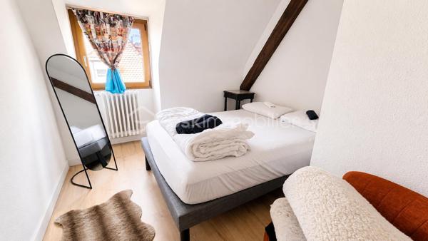 IMMEUBLE DE RAPPORT MIXTE – 330 m² – LOCAL COMMERCIAL + 2 APPARTEMENTS – MARCKOLSHEIM (67390)

Au cœur de Marckolsheim, à proximité immédiate des commerces, services et stationnements, découvrez cet immeuble de rapport à fort potentiel idéalement situé entre Sélestat, Colmar et Europa-Park.

Cet ensemble immobilier développe environ 330 m² habitables et commerciaux, complétés par un sous-sol complet de 120 m².

## Composition de l'immeuble

### Rez-de-chaussée – Local commercial loué

Restaurant en activité bénéficiant d'une excellente visibilité en centre-ville.

* Surface commerciale d'environ 120 m²
* Environ 40 places assises
* Terrasse extérieure d'environ 16 couverts
* Licence IV
* Sous-sol de stockage et caves d'environ 120 m²
* Bail en cours
* Loyer actuel : 1 500 € / mois

### 1er étage – Appartement T5 de 115 m²

Entièrement rénové et décoré en 2023.

* Entrée indépendante
* 3 à 4 chambres
* Jusqu'à 8 couchages
* Grande pièce de vie lumineuse
* Cuisine équipée et aménagée
* Salle de bains
* WC séparés

### 2ème étage – Appartement T5 de 90 m²

Rénové et aménagé en 2023.

* 4 chambres
* Jusqu'à 8 couchages
* Cuisine équipée
* Belle pièce de vie
* Salle de bains
* WC séparés

## Équipements et prestations

* Double vitrage
* Climatisation réversible
* Chauffage central
* Accès sécurisé par serrures électroniques
* Connexion Wi-Fi
* Cour intérieure avec accès privatif
* Entrées indépendantes pour les appartements

## Investissement locatif

L'immeuble génère actuellement un revenu locatif sécurisé grâce au local commercial loué.

Fort potentiel d'exploitation complémentaire des appartements :

* Location meublée
* Location saisonnière
* Location touristique
* Hébergement de travailleurs
* Auberge ou chambres d'hôtes

Revenu potentiel estimé : environ 3 500 € mensuels avec possibilité d'optimisation selon le mode d'exploitation retenu.

## Emplacement stratégique

Marckolsheim bénéficie d'une situation privilégiée à proximité immédiate de l'Allemagne et de plusieurs pôles touristiques majeurs :

* Europa-Park à environ 20 km
* Colmar à environ 23 km
* Route des Vins d'Alsace
* Accès rapide vers Sélestat et Strasbourg

## Informations complémentaires

* Immeuble comprenant 2 logements et 1 local commercial
* Sous-sol complet d'environ 120 m²
* DPE collectif : classe F
* Chauffage principal par chaudière fioul complété par pompe à chaleur/climatisation.

Une opportunité rare pour investisseur recherchant un actif mixte avec revenus immédiats et fort potentiel de valorisation touristique.