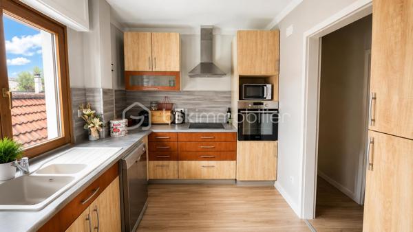IMMEUBLE DE RAPPORT MIXTE – 330 m² – LOCAL COMMERCIAL + 2 APPARTEMENTS – MARCKOLSHEIM (67390)

Au cœur de Marckolsheim, à proximité immédiate des commerces, services et stationnements, découvrez cet immeuble de rapport à fort potentiel idéalement situé entre Sélestat, Colmar et Europa-Park.

Cet ensemble immobilier développe environ 330 m² habitables et commerciaux, complétés par un sous-sol complet de 120 m².

## Composition de l'immeuble

### Rez-de-chaussée – Local commercial loué

Restaurant en activité bénéficiant d'une excellente visibilité en centre-ville.

* Surface commerciale d'environ 120 m²
* Environ 40 places assises
* Terrasse extérieure d'environ 16 couverts
* Licence IV
* Sous-sol de stockage et caves d'environ 120 m²
* Bail en cours
* Loyer actuel : 1 500 € / mois

### 1er étage – Appartement T5 de 115 m²

Entièrement rénové et décoré en 2023.

* Entrée indépendante
* 3 à 4 chambres
* Jusqu'à 8 couchages
* Grande pièce de vie lumineuse
* Cuisine équipée et aménagée
* Salle de bains
* WC séparés

### 2ème étage – Appartement T5 de 90 m²

Rénové et aménagé en 2023.

* 4 chambres
* Jusqu'à 8 couchages
* Cuisine équipée
* Belle pièce de vie
* Salle de bains
* WC séparés

## Équipements et prestations

* Double vitrage
* Climatisation réversible
* Chauffage central
* Accès sécurisé par serrures électroniques
* Connexion Wi-Fi
* Cour intérieure avec accès privatif
* Entrées indépendantes pour les appartements

## Investissement locatif

L'immeuble génère actuellement un revenu locatif sécurisé grâce au local commercial loué.

Fort potentiel d'exploitation complémentaire des appartements :

* Location meublée
* Location saisonnière
* Location touristique
* Hébergement de travailleurs
* Auberge ou chambres d'hôtes

Revenu potentiel estimé : environ 3 500 € mensuels avec possibilité d'optimisation selon le mode d'exploitation retenu.

## Emplacement stratégique

Marckolsheim bénéficie d'une situation privilégiée à proximité immédiate de l'Allemagne et de plusieurs pôles touristiques majeurs :

* Europa-Park à environ 20 km
* Colmar à environ 23 km
* Route des Vins d'Alsace
* Accès rapide vers Sélestat et Strasbourg

## Informations complémentaires

* Immeuble comprenant 2 logements et 1 local commercial
* Sous-sol complet d'environ 120 m²
* DPE collectif : classe F
* Chauffage principal par chaudière fioul complété par pompe à chaleur/climatisation.

Une opportunité rare pour investisseur recherchant un actif mixte avec revenus immédiats et fort potentiel de valorisation touristique.