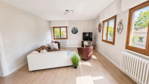 IMMEUBLE DE RAPPORT MIXTE – 330 m² – LOCAL COMMERCIAL + 2 APPARTEMENTS – MARCKOLSHEIM (67390)

Au cœur de Marckolsheim, à proximité immédiate des commerces, services et stationnements, découvrez cet immeuble de rapport à fort potentiel idéalement situé entre Sélestat, Colmar et Europa-Park.

Cet ensemble immobilier développe environ 330 m² habitables et commerciaux, complétés par un sous-sol complet de 120 m².

## Composition de l'immeuble

### Rez-de-chaussée – Local commercial loué

Restaurant en activité bénéficiant d'une excellente visibilité en centre-ville.

* Surface commerciale d'environ 120 m²
* Environ 40 places assises
* Terrasse extérieure d'environ 16 couverts
* Licence IV
* Sous-sol de stockage et caves d'environ 120 m²
* Bail en cours
* Loyer actuel : 1 500 € / mois

### 1er étage – Appartement T5 de 115 m²

Entièrement rénové et décoré en 2023.

* Entrée indépendante
* 3 à 4 chambres
* Jusqu'à 8 couchages
* Grande pièce de vie lumineuse
* Cuisine équipée et aménagée
* Salle de bains
* WC séparés

### 2ème étage – Appartement T5 de 90 m²

Rénové et aménagé en 2023.

* 4 chambres
* Jusqu'à 8 couchages
* Cuisine équipée
* Belle pièce de vie
* Salle de bains
* WC séparés

## Équipements et prestations

* Double vitrage
* Climatisation réversible
* Chauffage central
* Accès sécurisé par serrures électroniques
* Connexion Wi-Fi
* Cour intérieure avec accès privatif
* Entrées indépendantes pour les appartements

## Investissement locatif

L'immeuble génère actuellement un revenu locatif sécurisé grâce au local commercial loué.

Fort potentiel d'exploitation complémentaire des appartements :

* Location meublée
* Location saisonnière
* Location touristique
* Hébergement de travailleurs
* Auberge ou chambres d'hôtes

Revenu potentiel estimé : environ 3 500 € mensuels avec possibilité d'optimisation selon le mode d'exploitation retenu.

## Emplacement stratégique

Marckolsheim bénéficie d'une situation privilégiée à proximité immédiate de l'Allemagne et de plusieurs pôles touristiques majeurs :

* Europa-Park à environ 20 km
* Colmar à environ 23 km
* Route des Vins d'Alsace
* Accès rapide vers Sélestat et Strasbourg

## Informations complémentaires

* Immeuble comprenant 2 logements et 1 local commercial
* Sous-sol complet d'environ 120 m²
* DPE collectif : classe F
* Chauffage principal par chaudière fioul complété par pompe à chaleur/climatisation.

Une opportunité rare pour investisseur recherchant un actif mixte avec revenus immédiats et fort potentiel de valorisation touristique.