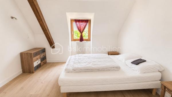 IMMEUBLE DE RAPPORT MIXTE – 330 m² – LOCAL COMMERCIAL + 2 APPARTEMENTS – MARCKOLSHEIM (67390)

Au cœur de Marckolsheim, à proximité immédiate des commerces, services et stationnements, découvrez cet immeuble de rapport à fort potentiel idéalement situé entre Sélestat, Colmar et Europa-Park.

Cet ensemble immobilier développe environ 330 m² habitables et commerciaux, complétés par un sous-sol complet de 120 m².

## Composition de l'immeuble

### Rez-de-chaussée – Local commercial loué

Restaurant en activité bénéficiant d'une excellente visibilité en centre-ville.

* Surface commerciale d'environ 120 m²
* Environ 40 places assises
* Terrasse extérieure d'environ 16 couverts
* Licence IV
* Sous-sol de stockage et caves d'environ 120 m²
* Bail en cours
* Loyer actuel : 1 500 € / mois

### 1er étage – Appartement T5 de 115 m²

Entièrement rénové et décoré en 2023.

* Entrée indépendante
* 3 à 4 chambres
* Jusqu'à 8 couchages
* Grande pièce de vie lumineuse
* Cuisine équipée et aménagée
* Salle de bains
* WC séparés

### 2ème étage – Appartement T5 de 90 m²

Rénové et aménagé en 2023.

* 4 chambres
* Jusqu'à 8 couchages
* Cuisine équipée
* Belle pièce de vie
* Salle de bains
* WC séparés

## Équipements et prestations

* Double vitrage
* Climatisation réversible
* Chauffage central
* Accès sécurisé par serrures électroniques
* Connexion Wi-Fi
* Cour intérieure avec accès privatif
* Entrées indépendantes pour les appartements

## Investissement locatif

L'immeuble génère actuellement un revenu locatif sécurisé grâce au local commercial loué.

Fort potentiel d'exploitation complémentaire des appartements :

* Location meublée
* Location saisonnière
* Location touristique
* Hébergement de travailleurs
* Auberge ou chambres d'hôtes

Revenu potentiel estimé : environ 3 500 € mensuels avec possibilité d'optimisation selon le mode d'exploitation retenu.

## Emplacement stratégique

Marckolsheim bénéficie d'une situation privilégiée à proximité immédiate de l'Allemagne et de plusieurs pôles touristiques majeurs :

* Europa-Park à environ 20 km
* Colmar à environ 23 km
* Route des Vins d'Alsace
* Accès rapide vers Sélestat et Strasbourg

## Informations complémentaires

* Immeuble comprenant 2 logements et 1 local commercial
* Sous-sol complet d'environ 120 m²
* DPE collectif : classe F
* Chauffage principal par chaudière fioul complété par pompe à chaleur/climatisation.

Une opportunité rare pour investisseur recherchant un actif mixte avec revenus immédiats et fort potentiel de valorisation touristique.