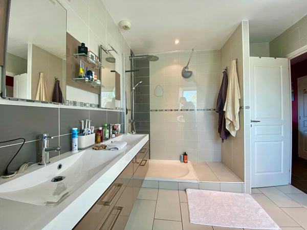 Maison à vendre à Taden proche Dinan- 5 pièces, 4 chambres dont une au rez-de-chaussée, 1256m² de terrain