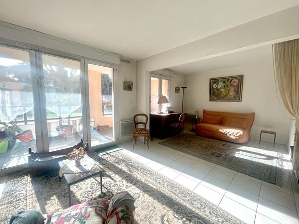 APPARTEMENT CENTRE MOUANS SARTOUX DE TYPE 3/4 PIECES