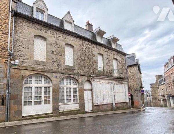 Exclusivement à l'Etude, Rue de la Pinterie, Immeuble proposant 2 locaux au rez-de-chaussée de ...