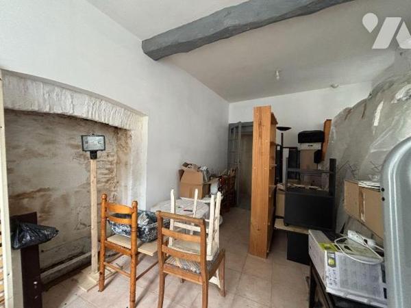 Exclusivement à l'Etude, Rue de la Pinterie, Immeuble proposant 2 locaux au rez-de-chaussée de ...