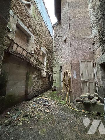 Exclusivement à l'Etude, Rue de la Pinterie, Immeuble proposant 2 locaux au rez-de-chaussée de ...
