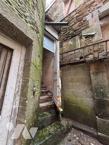 Exclusivement à l'Etude, Rue de la Pinterie, Immeuble proposant 2 locaux au rez-de-chaussée de ...