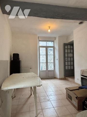 Exclusivement à l'Etude, Rue de la Pinterie, Immeuble proposant 2 locaux au rez-de-chaussée de ...