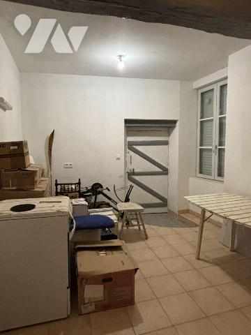 Exclusivement à l'Etude, Rue de la Pinterie, Immeuble proposant 2 locaux au rez-de-chaussée de ...