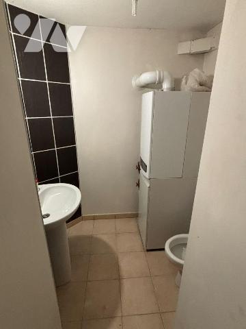 Exclusivement à l'Etude, Rue de la Pinterie, Immeuble proposant 2 locaux au rez-de-chaussée de ...