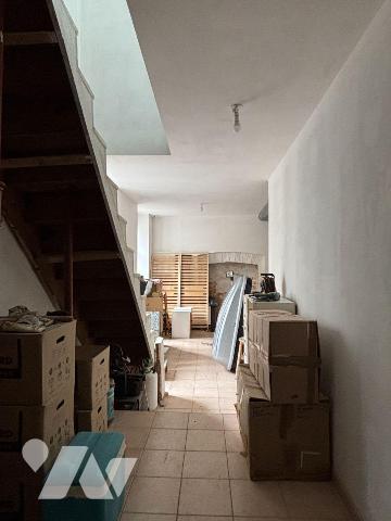 Exclusivement à l'Etude, Rue de la Pinterie, Immeuble proposant 2 locaux au rez-de-chaussée de ...