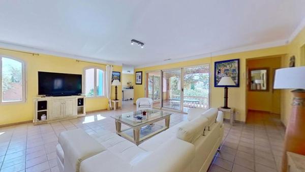 Maison
         5 pièces
        - 144 m² Bien prestige 780 000 € *