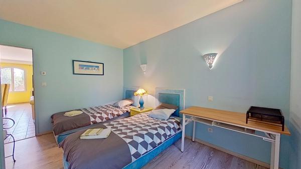 Maison
         5 pièces
        - 144 m² Bien prestige 780 000 € *
