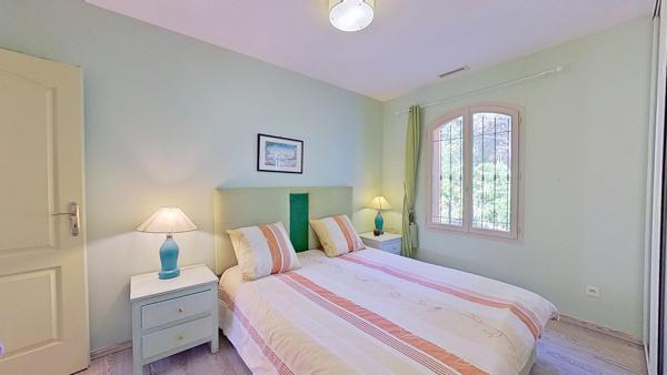 Maison
         5 pièces
        - 144 m² Bien prestige 780 000 € *