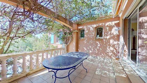 Maison
         5 pièces
        - 144 m² Bien prestige 780 000 € *