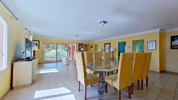 Maison
         5 pièces
        - 144 m² Bien prestige 780 000 € *