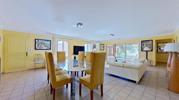 Maison
         5 pièces
        - 144 m² Bien prestige 780 000 € *