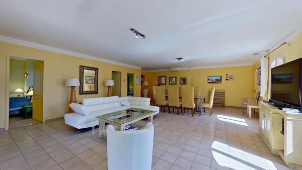 Maison
         5 pièces
        - 144 m² Bien prestige 780 000 € *