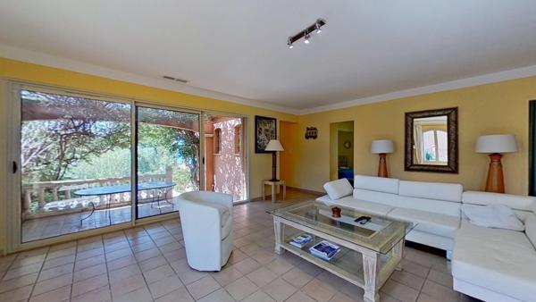 Maison
         5 pièces
        - 144 m² Bien prestige 780 000 € *
