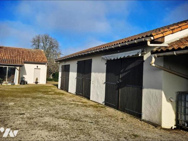 A vendre à VALENCE-EN-POITOU / PAYRE (86700), Un pavillon de plain-pied de 112m² au sein d'un terr