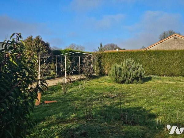 A vendre à VALENCE-EN-POITOU / PAYRE (86700), Un pavillon de plain-pied de 112m² au sein d'un terr