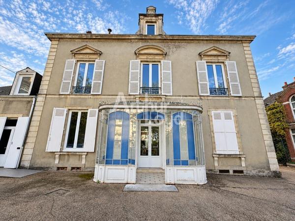 À VENDRE / À LOUER : BATIMENT DE BUREAUX TYPE HAUSMANIEN D'ENVIRON 351 M² - 8 STATIONNEMENTS AÉRIENS -