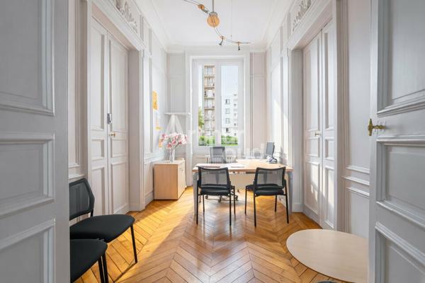 À VENDRE / À LOUER : BATIMENT DE BUREAUX TYPE HAUSMANIEN D'ENVIRON 351 M² - 8 STATIONNEMENTS AÉRIENS -