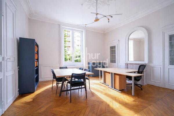 À VENDRE / À LOUER : BATIMENT DE BUREAUX TYPE HAUSMANIEN D'ENVIRON 351 M² - 8 STATIONNEMENTS AÉRIENS -
