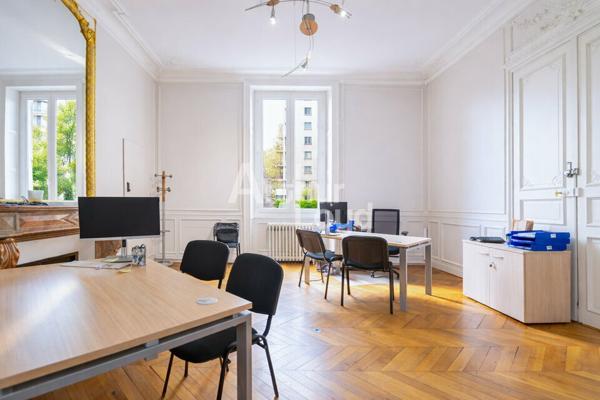 À VENDRE / À LOUER : BATIMENT DE BUREAUX TYPE HAUSMANIEN D'ENVIRON 351 M² - 8 STATIONNEMENTS AÉRIENS -