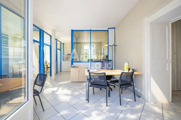 À VENDRE / À LOUER : BATIMENT DE BUREAUX TYPE HAUSMANIEN D'ENVIRON 351 M² - 8 STATIONNEMENTS AÉRIENS -
