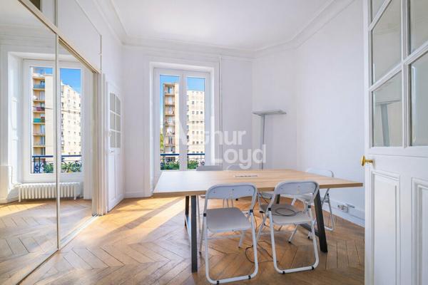 À VENDRE / À LOUER : BATIMENT DE BUREAUX TYPE HAUSMANIEN D'ENVIRON 351 M² - 8 STATIONNEMENTS AÉRIENS -