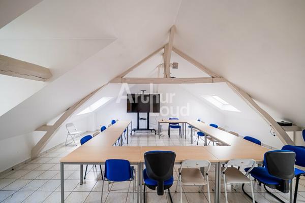 À VENDRE / À LOUER : BATIMENT DE BUREAUX TYPE HAUSMANIEN D'ENVIRON 351 M² - 8 STATIONNEMENTS AÉRIENS -
