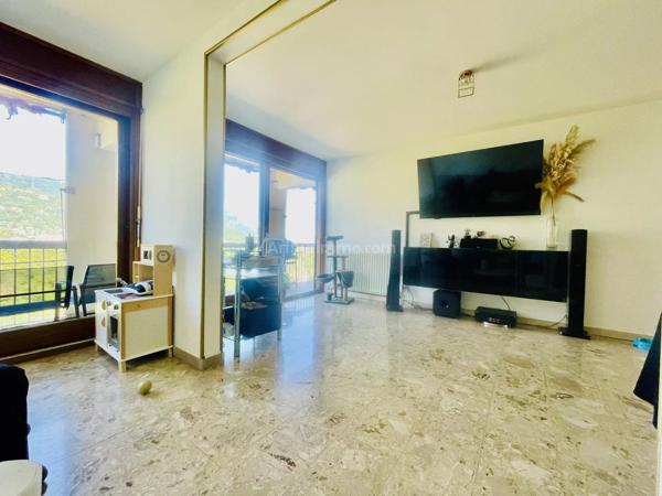 Vente                                                      Appartement
                        
                     5 pièces                      93 m2                     à Grenoble