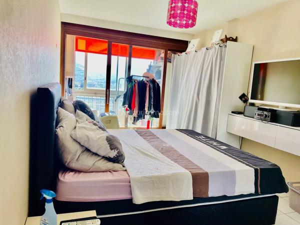 Vente                                                      Appartement
                        
                     5 pièces                      93 m2                     à Grenoble