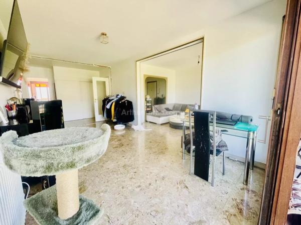 Vente                                                      Appartement
                        
                     5 pièces                      93 m2                     à Grenoble