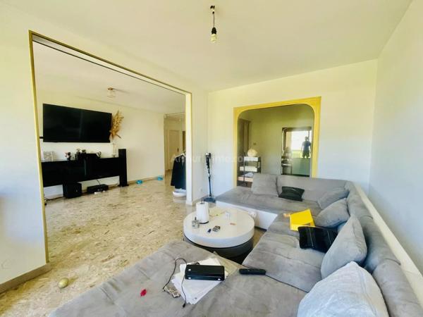 Vente                                                      Appartement
                        
                     5 pièces                      93 m2                     à Grenoble
