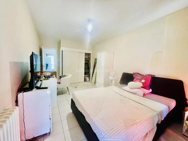 Vente                                                      Appartement
                        
                     5 pièces                      93 m2                     à Grenoble