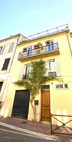 Rare à la vente : Maison de ville avec aperçu mer, roof top et garage  !  3 chambres.

L'élégance de l'ancien alliée au volume contemporain.

Découvrez cette magnifique maison de ville de 105 m², répartie sur trois niveaux, où le charme de l'authentique rencontre une rénovation d'architecte soignée. Vendue entièrement meublée avec goût, cette demeure offre un caractère unique.

✨ Les points forts du bien :

• Volumes exceptionnels : Une très grande hauteur sous plafond qui apporte une sensation d'espace et de liberté rare en centre-ville.

• Charme de l'ancien : Tomettes d'origine magnifiquement conservées et escaliers élégants qui structurent l'espace avec noblesse.

• Extérieurs privilégiés : Une vaste terrasse de plus de 20 m² offrant un agréable aperçu mer, idéale pour vos soirées d'été.

🛋️ Configuration de la maison

Espace de vie (Niveau principal) :

• Une vaste pièce de vie lumineuse comprenant salon et salle à manger.

• Une cuisine ouverte, parfaitement intégrée.

• WC indépendants.

Espace nuit (Niveau supérieur) :

• Deux chambres spacieuses ouvrant toutes deux sur un balcon filant.

• Une grande salle de bain confortable.

• WC indépendants pour plus de commodité.

Le "Plus" Unique (Dernier étage) :

• Une troisième chambre exclusive bénéficiant d'un accès direct et privé au rooftop. Un véritable cocon de lumière pour admirer les couchers de soleil.

🛠️ Prestations & Confort

• Isolation : Double vitrage intégral garantissant un confort thermique et phonique optimal.

• Stationnement : Un garage privatif complète ce bien (un atout majeur pour une maison de ville).

• Prêt à vivre : Décorée par un ancien architecte, la maison est vendue meublée. Posez simplement vos valises !

==>     L'avis de l'expert : "Un bien rare qui combine le volume d'un loft et le charme d'une maison de ville historique. La terrasse avec l'aperçu mer et le garage en font une opportunité exceptionnelle sur le marché actuel."


Maison non soumise au DPE.