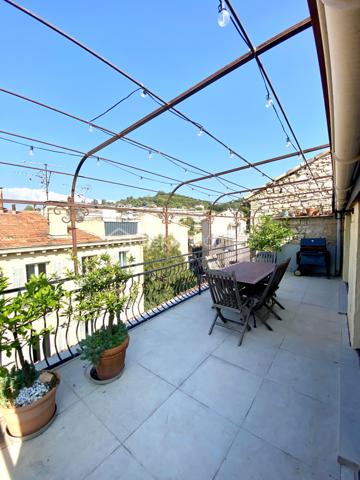 Rare à la vente : Maison de ville avec aperçu mer, roof top et garage  !  3 chambres.

L'élégance de l'ancien alliée au volume contemporain.

Découvrez cette magnifique maison de ville de 105 m², répartie sur trois niveaux, où le charme de l'authentique rencontre une rénovation d'architecte soignée. Vendue entièrement meublée avec goût, cette demeure offre un caractère unique.

✨ Les points forts du bien :

• Volumes exceptionnels : Une très grande hauteur sous plafond qui apporte une sensation d'espace et de liberté rare en centre-ville.

• Charme de l'ancien : Tomettes d'origine magnifiquement conservées et escaliers élégants qui structurent l'espace avec noblesse.

• Extérieurs privilégiés : Une vaste terrasse de plus de 20 m² offrant un agréable aperçu mer, idéale pour vos soirées d'été.

🛋️ Configuration de la maison

Espace de vie (Niveau principal) :

• Une vaste pièce de vie lumineuse comprenant salon et salle à manger.

• Une cuisine ouverte, parfaitement intégrée.

• WC indépendants.

Espace nuit (Niveau supérieur) :

• Deux chambres spacieuses ouvrant toutes deux sur un balcon filant.

• Une grande salle de bain confortable.

• WC indépendants pour plus de commodité.

Le "Plus" Unique (Dernier étage) :

• Une troisième chambre exclusive bénéficiant d'un accès direct et privé au rooftop. Un véritable cocon de lumière pour admirer les couchers de soleil.

🛠️ Prestations & Confort

• Isolation : Double vitrage intégral garantissant un confort thermique et phonique optimal.

• Stationnement : Un garage privatif complète ce bien (un atout majeur pour une maison de ville).

• Prêt à vivre : Décorée par un ancien architecte, la maison est vendue meublée. Posez simplement vos valises !

==>     L'avis de l'expert : "Un bien rare qui combine le volume d'un loft et le charme d'une maison de ville historique. La terrasse avec l'aperçu mer et le garage en font une opportunité exceptionnelle sur le marché actuel."


Maison non soumise au DPE.
