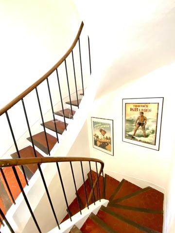 Rare à la vente : Maison de ville avec aperçu mer, roof top et garage  !  3 chambres.

L'élégance de l'ancien alliée au volume contemporain.

Découvrez cette magnifique maison de ville de 105 m², répartie sur trois niveaux, où le charme de l'authentique rencontre une rénovation d'architecte soignée. Vendue entièrement meublée avec goût, cette demeure offre un caractère unique.

✨ Les points forts du bien :

• Volumes exceptionnels : Une très grande hauteur sous plafond qui apporte une sensation d'espace et de liberté rare en centre-ville.

• Charme de l'ancien : Tomettes d'origine magnifiquement conservées et escaliers élégants qui structurent l'espace avec noblesse.

• Extérieurs privilégiés : Une vaste terrasse de plus de 20 m² offrant un agréable aperçu mer, idéale pour vos soirées d'été.

🛋️ Configuration de la maison

Espace de vie (Niveau principal) :

• Une vaste pièce de vie lumineuse comprenant salon et salle à manger.

• Une cuisine ouverte, parfaitement intégrée.

• WC indépendants.

Espace nuit (Niveau supérieur) :

• Deux chambres spacieuses ouvrant toutes deux sur un balcon filant.

• Une grande salle de bain confortable.

• WC indépendants pour plus de commodité.

Le "Plus" Unique (Dernier étage) :

• Une troisième chambre exclusive bénéficiant d'un accès direct et privé au rooftop. Un véritable cocon de lumière pour admirer les couchers de soleil.

🛠️ Prestations & Confort

• Isolation : Double vitrage intégral garantissant un confort thermique et phonique optimal.

• Stationnement : Un garage privatif complète ce bien (un atout majeur pour une maison de ville).

• Prêt à vivre : Décorée par un ancien architecte, la maison est vendue meublée. Posez simplement vos valises !

==>     L'avis de l'expert : "Un bien rare qui combine le volume d'un loft et le charme d'une maison de ville historique. La terrasse avec l'aperçu mer et le garage en font une opportunité exceptionnelle sur le marché actuel."


Maison non soumise au DPE.