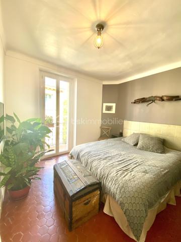 Rare à la vente : Maison de ville avec aperçu mer, roof top et garage  !  3 chambres.

L'élégance de l'ancien alliée au volume contemporain.

Découvrez cette magnifique maison de ville de 105 m², répartie sur trois niveaux, où le charme de l'authentique rencontre une rénovation d'architecte soignée. Vendue entièrement meublée avec goût, cette demeure offre un caractère unique.

✨ Les points forts du bien :

• Volumes exceptionnels : Une très grande hauteur sous plafond qui apporte une sensation d'espace et de liberté rare en centre-ville.

• Charme de l'ancien : Tomettes d'origine magnifiquement conservées et escaliers élégants qui structurent l'espace avec noblesse.

• Extérieurs privilégiés : Une vaste terrasse de plus de 20 m² offrant un agréable aperçu mer, idéale pour vos soirées d'été.

🛋️ Configuration de la maison

Espace de vie (Niveau principal) :

• Une vaste pièce de vie lumineuse comprenant salon et salle à manger.

• Une cuisine ouverte, parfaitement intégrée.

• WC indépendants.

Espace nuit (Niveau supérieur) :

• Deux chambres spacieuses ouvrant toutes deux sur un balcon filant.

• Une grande salle de bain confortable.

• WC indépendants pour plus de commodité.

Le "Plus" Unique (Dernier étage) :

• Une troisième chambre exclusive bénéficiant d'un accès direct et privé au rooftop. Un véritable cocon de lumière pour admirer les couchers de soleil.

🛠️ Prestations & Confort

• Isolation : Double vitrage intégral garantissant un confort thermique et phonique optimal.

• Stationnement : Un garage privatif complète ce bien (un atout majeur pour une maison de ville).

• Prêt à vivre : Décorée par un ancien architecte, la maison est vendue meublée. Posez simplement vos valises !

==>     L'avis de l'expert : "Un bien rare qui combine le volume d'un loft et le charme d'une maison de ville historique. La terrasse avec l'aperçu mer et le garage en font une opportunité exceptionnelle sur le marché actuel."


Maison non soumise au DPE.