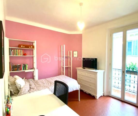 Rare à la vente : Maison de ville avec aperçu mer, roof top et garage  !  3 chambres.

L'élégance de l'ancien alliée au volume contemporain.

Découvrez cette magnifique maison de ville de 105 m², répartie sur trois niveaux, où le charme de l'authentique rencontre une rénovation d'architecte soignée. Vendue entièrement meublée avec goût, cette demeure offre un caractère unique.

✨ Les points forts du bien :

• Volumes exceptionnels : Une très grande hauteur sous plafond qui apporte une sensation d'espace et de liberté rare en centre-ville.

• Charme de l'ancien : Tomettes d'origine magnifiquement conservées et escaliers élégants qui structurent l'espace avec noblesse.

• Extérieurs privilégiés : Une vaste terrasse de plus de 20 m² offrant un agréable aperçu mer, idéale pour vos soirées d'été.

🛋️ Configuration de la maison

Espace de vie (Niveau principal) :

• Une vaste pièce de vie lumineuse comprenant salon et salle à manger.

• Une cuisine ouverte, parfaitement intégrée.

• WC indépendants.

Espace nuit (Niveau supérieur) :

• Deux chambres spacieuses ouvrant toutes deux sur un balcon filant.

• Une grande salle de bain confortable.

• WC indépendants pour plus de commodité.

Le "Plus" Unique (Dernier étage) :

• Une troisième chambre exclusive bénéficiant d'un accès direct et privé au rooftop. Un véritable cocon de lumière pour admirer les couchers de soleil.

🛠️ Prestations & Confort

• Isolation : Double vitrage intégral garantissant un confort thermique et phonique optimal.

• Stationnement : Un garage privatif complète ce bien (un atout majeur pour une maison de ville).

• Prêt à vivre : Décorée par un ancien architecte, la maison est vendue meublée. Posez simplement vos valises !

==>     L'avis de l'expert : "Un bien rare qui combine le volume d'un loft et le charme d'une maison de ville historique. La terrasse avec l'aperçu mer et le garage en font une opportunité exceptionnelle sur le marché actuel."


Maison non soumise au DPE.